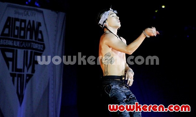 Gambar Foto Penampilan Taeyang Bertelanjang Dada