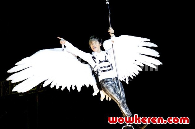 Gambar Foto Penampilan Daesung Menggunakan Sayap Raksasa