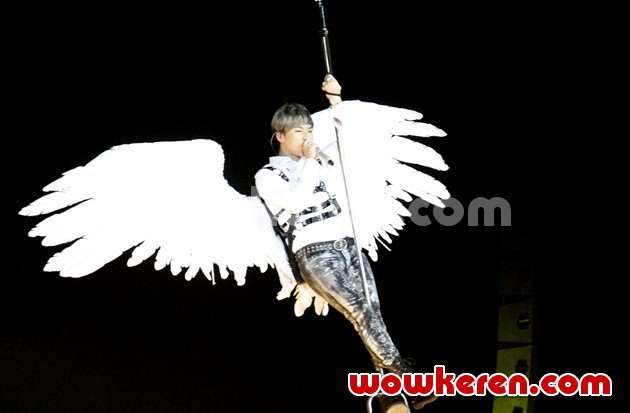 Gambar Foto Penampilan Daesung Menggunakan Sayap Raksasa