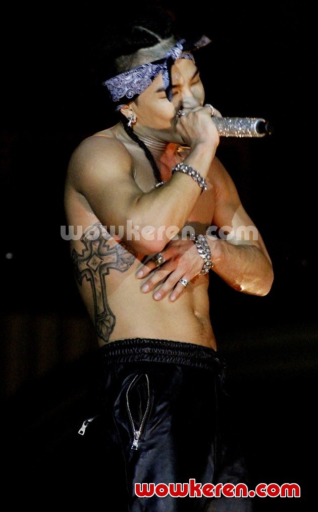 Gambar Foto Penampilan Taeyang Bertelanjang Dada