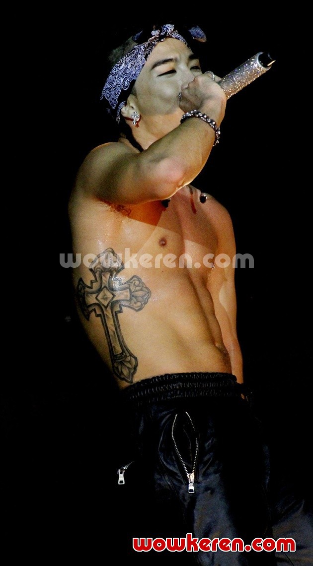 Gambar Foto Penampilan Taeyang Bertelanjang Dada
