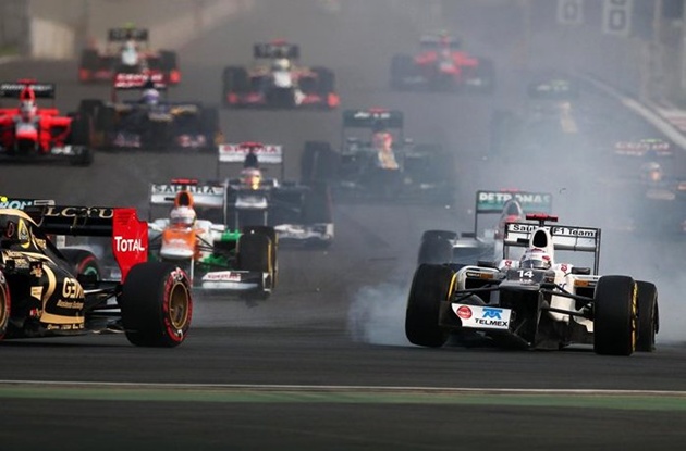 Gambar Foto Kamui Kobayashi Lepas Kendali Setelah Bertabrakan Dengan Jenson Button