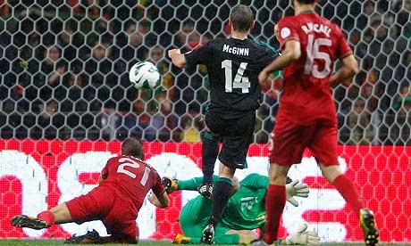 Gambar Foto Niall McGinn Berhasil Membobol Gawang Portugal