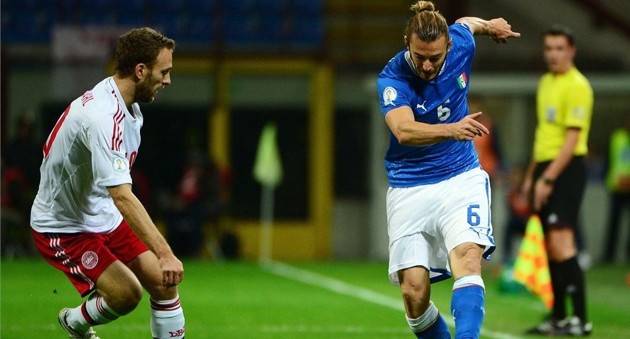 Gambar Foto Federico Balzaretti Memperebutkan Bola dengan Dennis Rommedahl