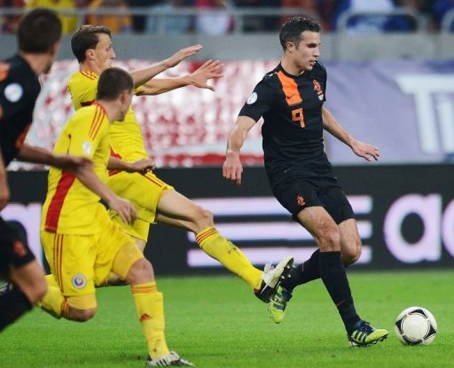 Gambar Foto Robin van Persie Berhasil Lolos dari Kejaran Pemain Rumania