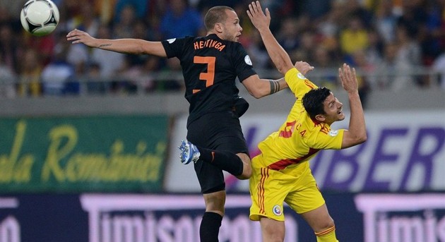 Gambar Foto John Heitinga Berduel Udara dengan Ciprian Marica