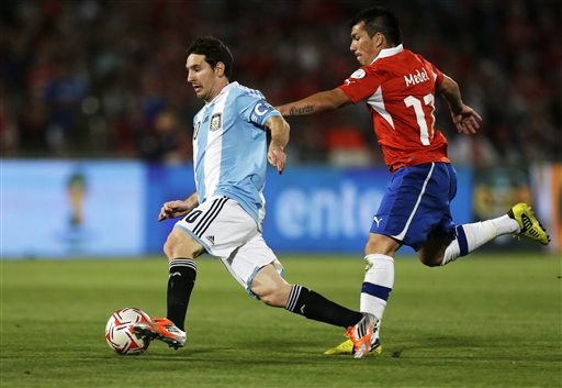 Gambar Foto Lionel Messi Berduel dengan Gary Medel