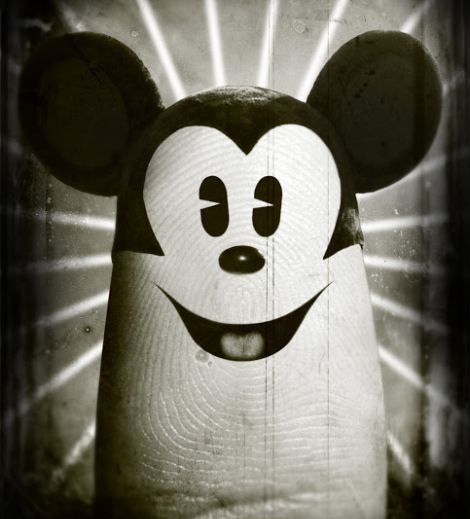 Gambar Foto Potret Ibu Jari Wajah Mickey Mouse