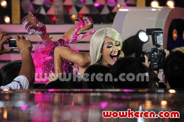 Gambar Foto Aksi Julia Perez Ciumi Penonton
