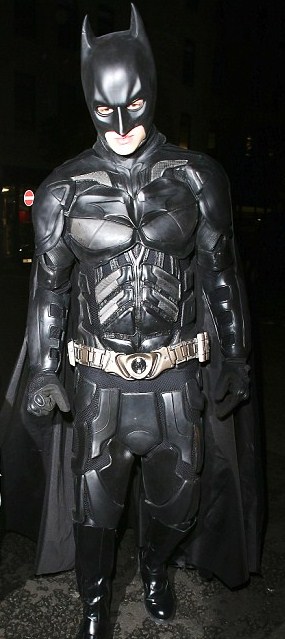 Gambar Foto Liam Payne One Direction Menjadi Batman di Pesta Halloween