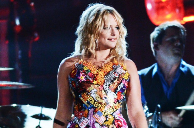 Gambar Foto Penampilan Miranda Lambert di Panggung CMA Awards 2012