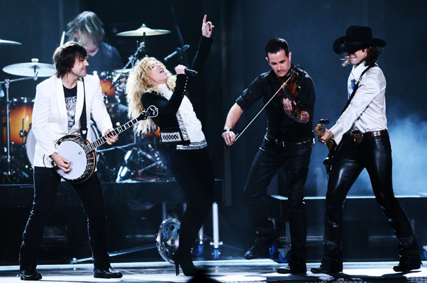 Gambar Foto Penampilan The Band Perry di Panggung CMA Awards 2012