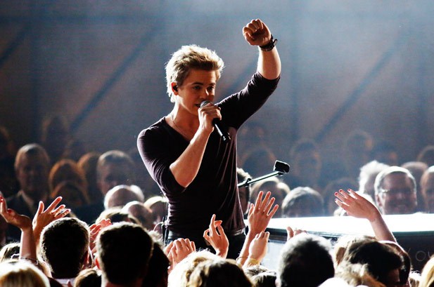 Gambar Foto Penampilan Hunter Hayes di Panggung CMA Awards 2012