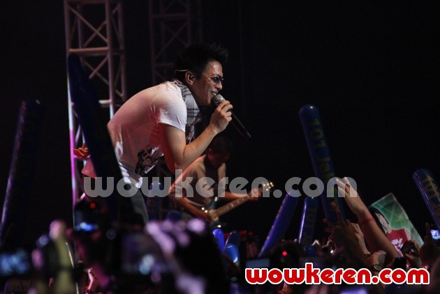Gambar Foto Aksi Ariel NOAH di Konser 'The Greatest Session Of The History'