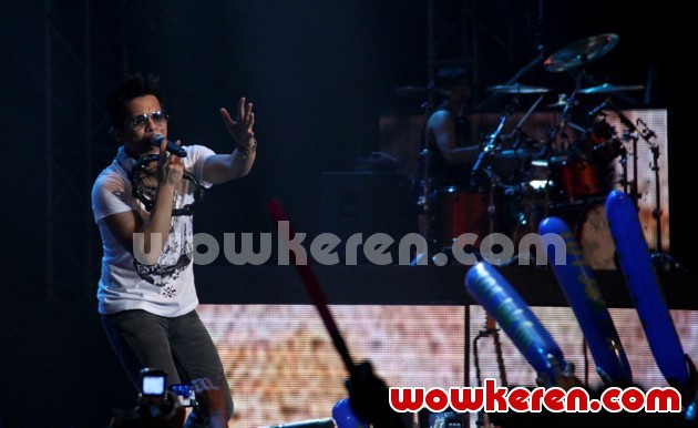 Gambar Foto Aksi Ariel NOAH di Konser 'The Greatest Session Of The History'