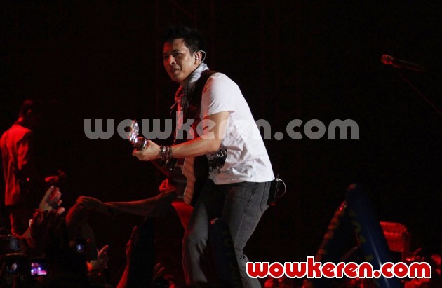 Gambar Foto Aksi Ariel NOAH di Konser 'The Greatest Session Of The History'