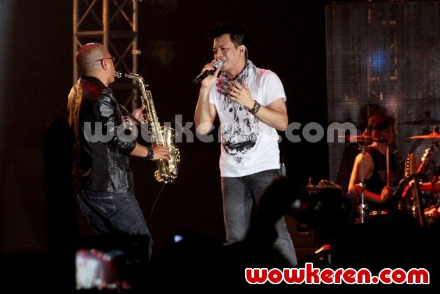 Gambar Foto Duet Onie dan Ariel NOAH di Konser 'The Greatest Session Of The History'
