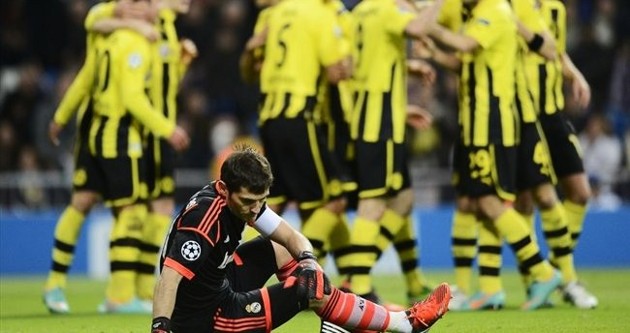 Gambar Foto Kekecewaan Iker Casillas Setelah Gawangnya Dibobol Pemain Borussia Dortmund