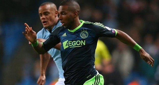 Gambar Foto Ryan Babel Berusaha Keluar dari Kepungan Vincent Kompany