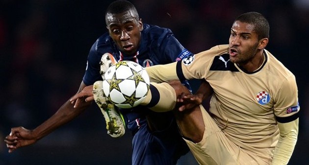 Gambar Foto Mohamed Sissoko Berduel dengan Sammir