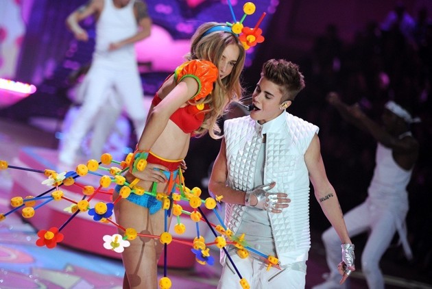 Gambar Foto Aksi Justin Bieber di Victoria's Secret Fashion Show 2012