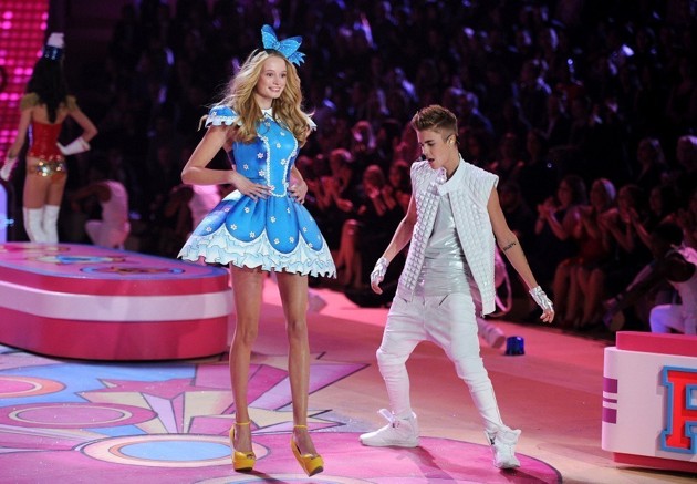 Gambar Foto Penampilan Justin Bieber di Victoria's Secret Fashion Show 2012