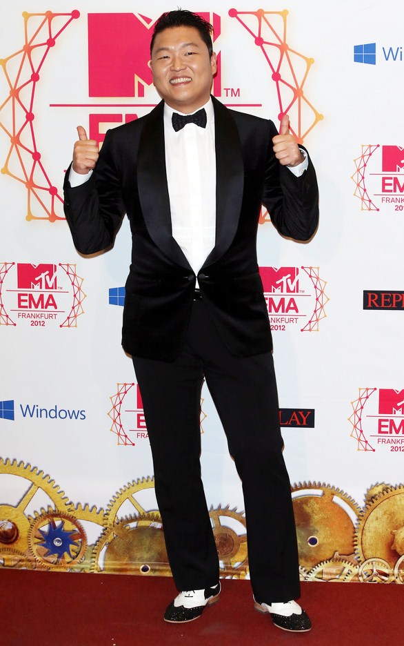 Gambar Foto PSY di Red Carpet MTV EMA 2012