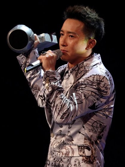 Gambar Foto Han Geng Dapatkan Piala Kategori 'Worldwide Act' di MTV EMA 2012
