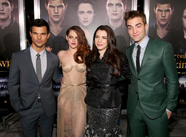 Gambar Foto Taylor, Kristen, Stephenie Meyer dan Robert di Black Carpet Premiere 'Breaking Dawn 2'