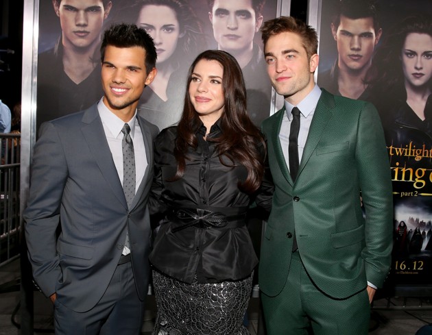 Gambar Foto Taylor Lautner, Stephenie Meyer dan Robert Pattinson di Black Carpet Premiere 'Breaking Dawn 2'