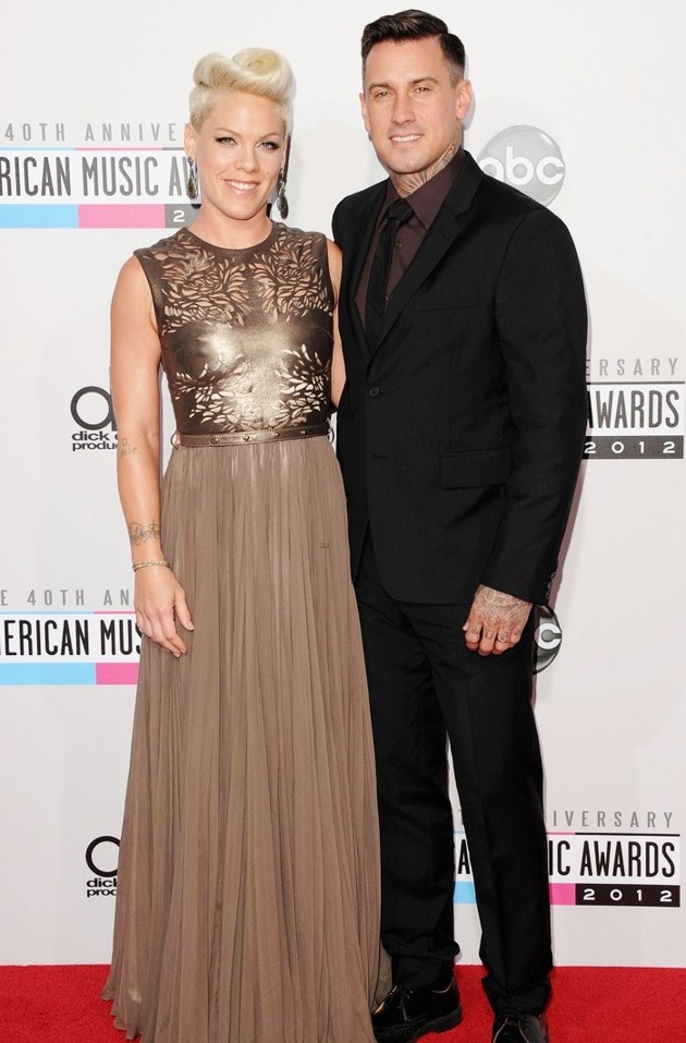 Gambar Foto Pink dan Carey Hart di Red Carpet AMAs 2012