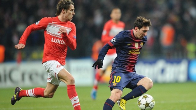Gambar Foto Lionel Messi Menghindari Kejaran Dmitri Kombarov