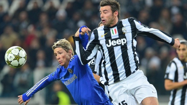 Gambar Foto Fernando Torres Berebut Bola dengan Pemain Juventus