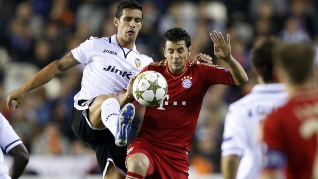 Gambar Foto Ricardo Costa Menjauhkan Bola dari Claudio Pizarro