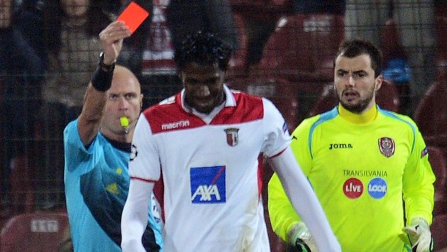 Gambar Foto Pemain Braga, Douglao Harus Menerima Kartu Merah dari Wasit Sergei Karasev
