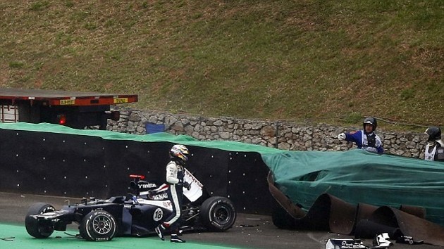 Gambar Foto Pastor Maldonado Keluar dari Lintasan Setelah Terjadi Tabrakan
