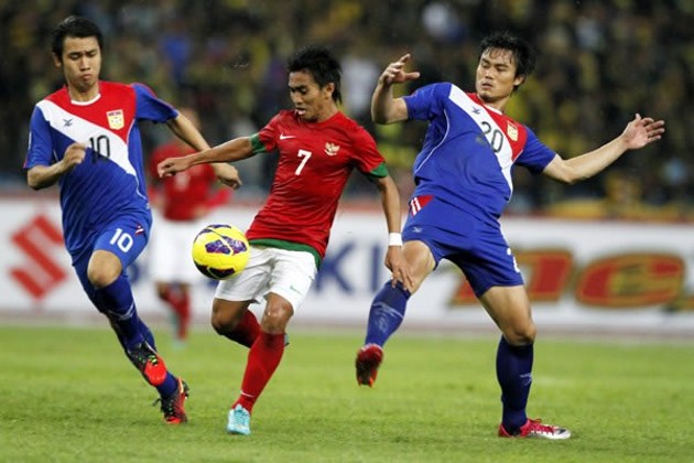 Gambar Foto Taufiq Berusaha Keluar dari Kepungan Pemain Laos