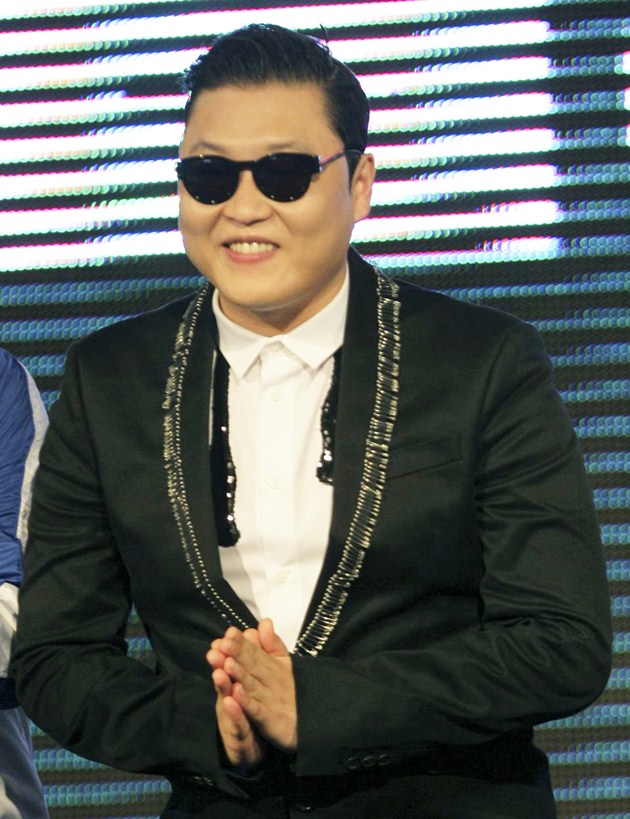 Gambar Foto PSY Memberi Salam pada Fans