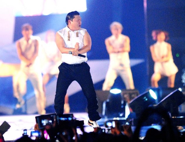 Gambar Foto PSY Mengajak Penonton Bergoyang 'Gangnam Style'