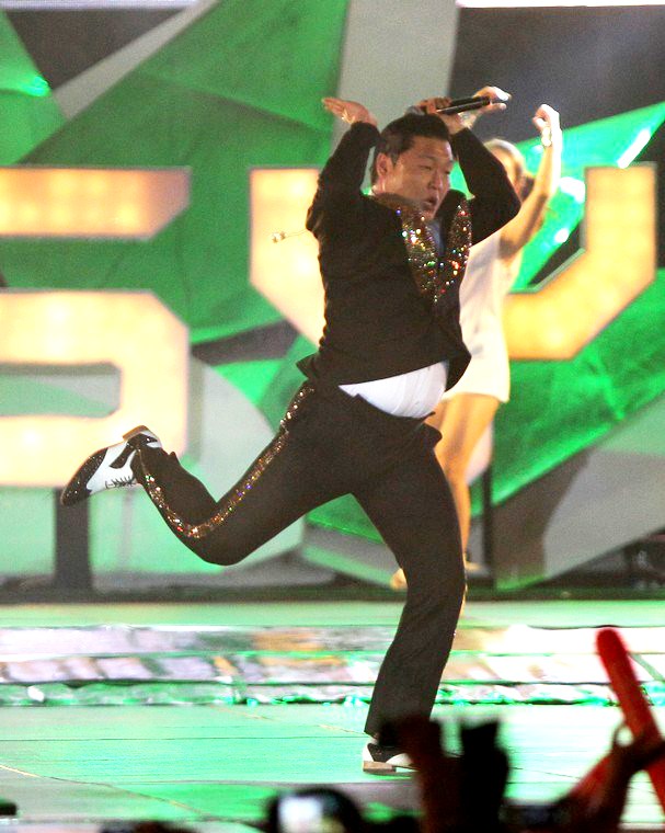 Gambar Foto Penampilan PSY di Konser 'Gangnam Thailand Extra Live Concert 2012'