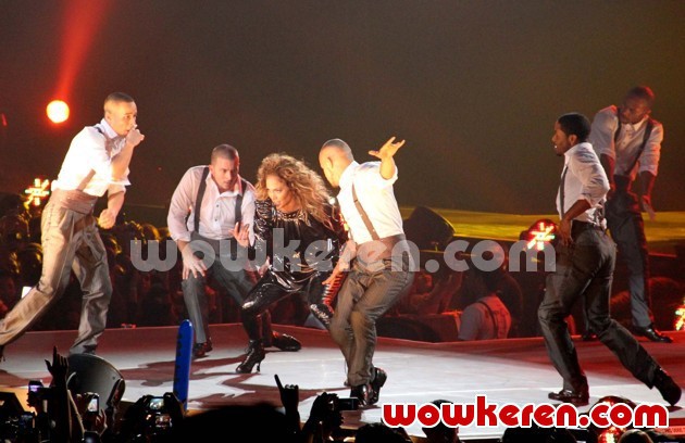 Gambar Foto Aksi Spektakuler Jennifer Lopez di Konser 'Dance Again World Tour'
