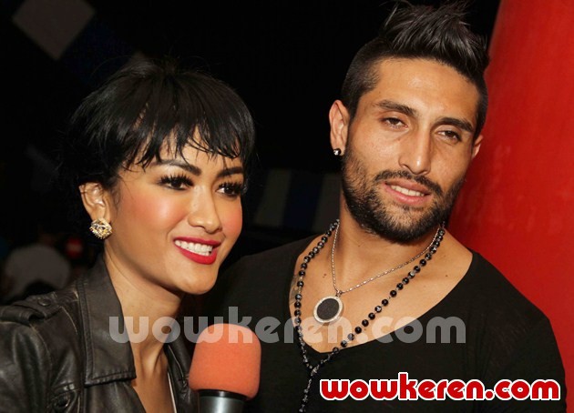 Gambar Foto Julia Perez dan Gaston Castano Saat Konser Jennifer Lopez 'Dance Again World Tour'