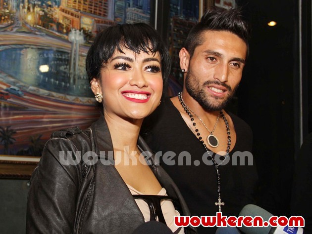 Gambar Foto Julia Perez dan Gaston Castano Saat Konser Jennifer Lopez 'Dance Again World Tour'