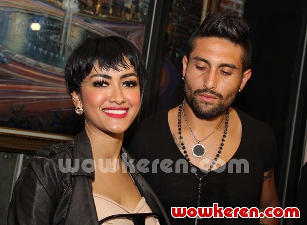 Gambar Foto Julia Perez dan Gaston Castano Saat Konser Jennifer Lopez 'Dance Again World Tour'
