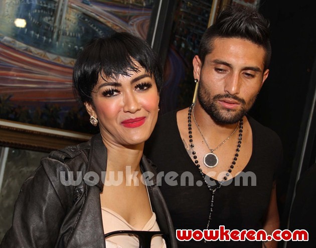 Gambar Foto Julia Perez dan Gaston Castano Saat Konser Jennifer Lopez 'Dance Again World Tour'