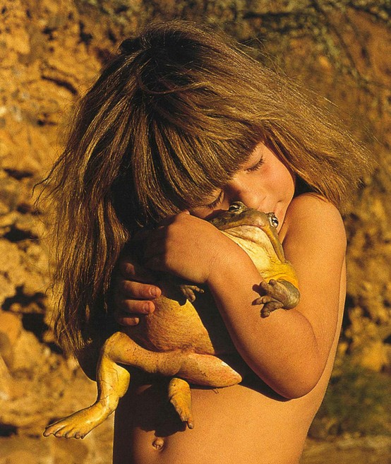 Gambar Foto Tippi Degre Memeluk Sayang Seekor Katak