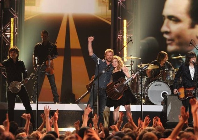 Gambar Foto Penampilan Dierks Bentley dan The Band Perry di Grammys Nominations Concert 2013
