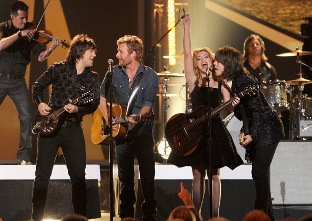 Gambar Foto Penampilan Dierks Bentley dan The Band Perry di Grammys Nominations Concert 2013