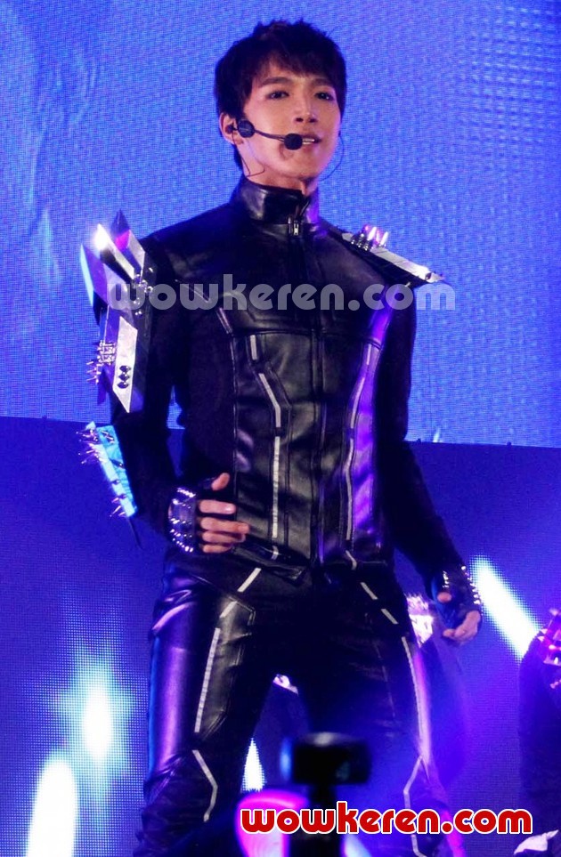 Gambar Foto Aksi Jun.K 2PM di Konser 'What Time Is It Live Tour In Jakarta'
