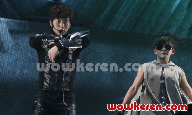 Gambar Foto Aksi Junho 2PM di Konser 'What Time Is It Live Tour In Jakarta'